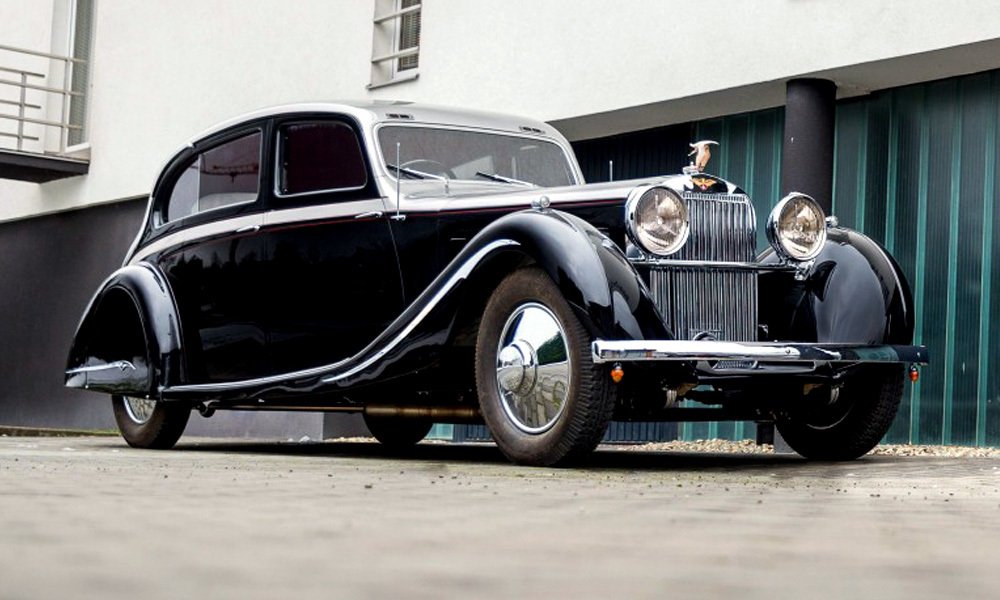 Sedan Hispano-Suiza J12 s karoserií Gurney Nutting z roku 1937 měl zakrytá zadní kola.