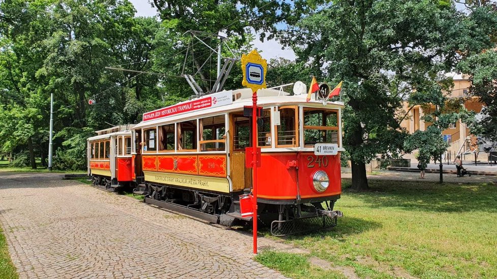 Historická tramvaj číslo 41 v Praze jezdí na okružní trase Vozovna Střešovice – Výstaviště Holešovice.