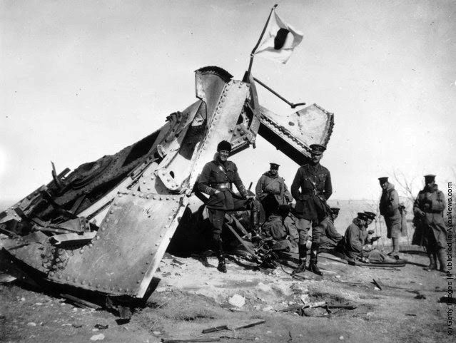 Japonští a britští vojáci u setřeleného německého letounu