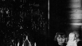 Vánoce roku 1934: Babička paní Michaly Kartuské Olinka tehdy dostala pod stromeček panenku.