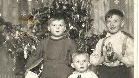 Na fotografii z roku 1937 je strýc (tehdy sedmiletý) Evy Kadlecové spolu se svými dvěma bratranci. „Jak je vidět, tehdy nosili ještě punčochy a krátké kalhoty s kšandami a každé dítě dostávala jenom jednu hračku. Dalšími dárky byly sladkosti a oblečení,“ dodává čtenářka.