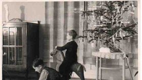 Takto trávil v roce 1935 vánoce tchán Marie Machalické Jaroušek se svým bratrem Mirečkem.