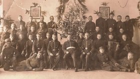 „Na této fotce je můj otec Pavol Štefák jako příslušník československé armády. Kasárna v Lučenci na Slovensku na Vánoce 1927. Otec stoji v horní radě první z leva,“ popisuje fotografii Eva Demjanová z Havířova.