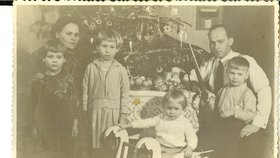 Vánoční snímek z roku 1934. „Jsou na něm rodiče a sourozenci,(časem jich ještě 5 přibylo).Dnes již z fotografie žije jen sestra vlevo,“ píše M. Nováková.