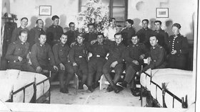 Na této vánoční fotografii z roku 1932 jsou členové 36. letky v Olomouci. „Autor je neznámý, fotku jsem našel v dědictví po mém tchánovi, který u této letky sloužil. Tenkrát ještě netušili, co je čeká a já chci vzdát hold všem, kteří přežili i padli,“ popisuje historii fotky Dušan Barto z Frýdku – Místku.