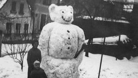 V  roce 1960 nám náš děda postavil k Vánocům tohohle krásného sněhuláka. Jistě mi uvěříte, že to byl zážitek, který se nedá zapomenout. vzpomíná Marcela Knoblochová.