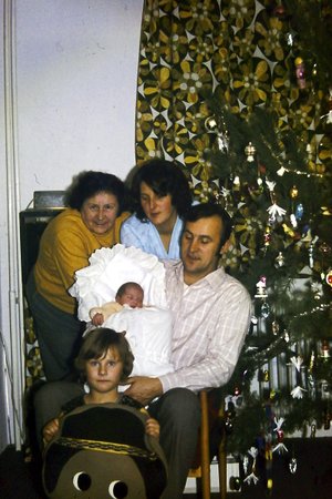 Netradiční dárek dostala v roce 1972 Renata Muglová z Drahotěšic: „Na této fotce jsem já s rodiči, babička Anča a dáreček v podobě sestřičky,“ komentuje fotografii.