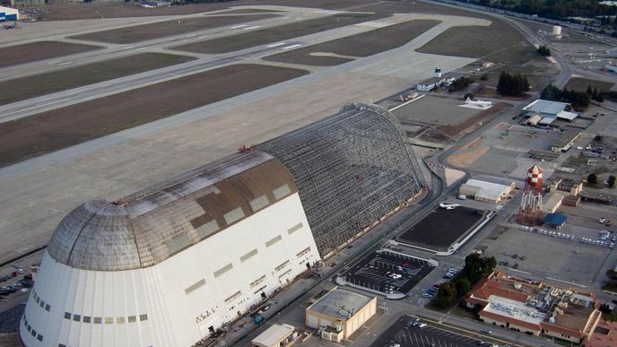 Historický hangár na letecké základně Moffet Field v Kalifornii.