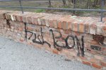 Neznámý vandal poničil nápisy téměř 400 let starý, ale nově zrekonstruovaný most u Mikulova. Oprava stála 35 milionů korun a trvala pět let.