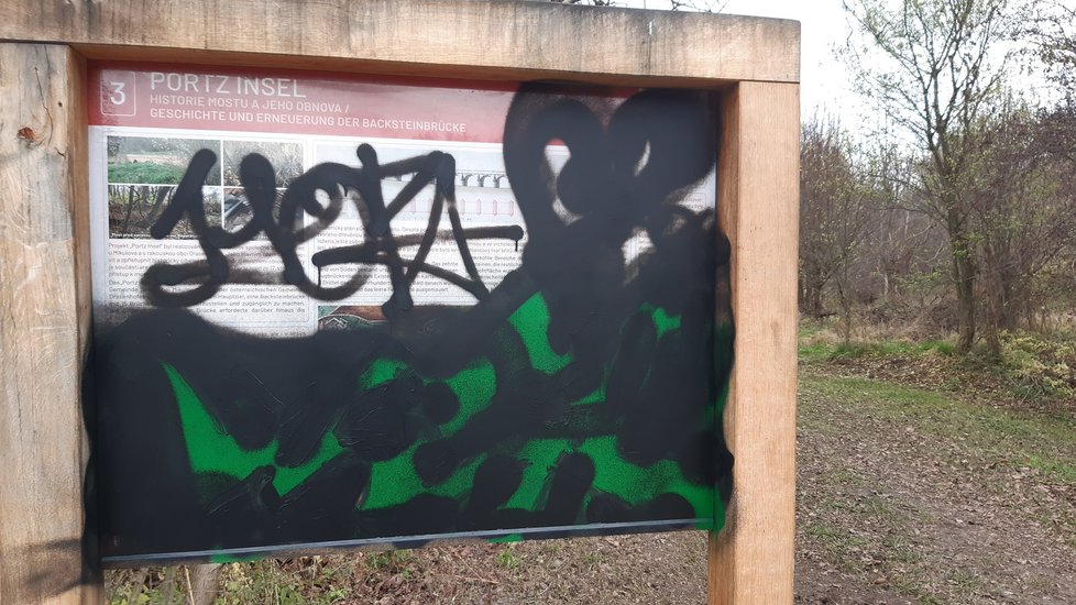 Vandal se vyřádil i na infromačních tabulích.