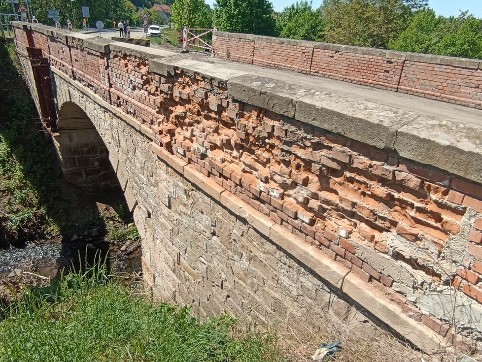 Tetčický most vznikl v roce 1892. Kočáry nahradila auta, která jej zdevastovala. Letos na podzim půjde celá stavba k zemi.