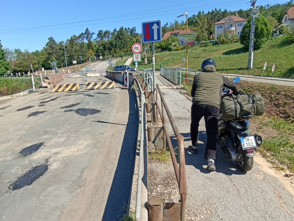 Tetčický most vznikl v roce 1892. Kočáry nahradila auta, která jej zdevastovala. Letos na podzim půjde celá stavba k zemi.