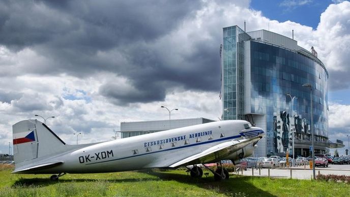 historický stroj DC-3 před moderní Ruzyní