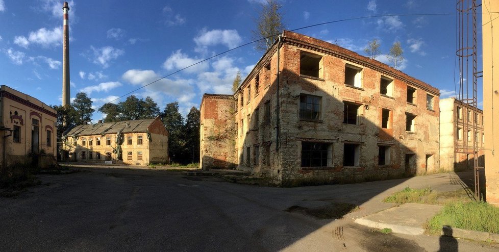 Chátrající továrna Oskara Schindlera, kam přesunul &#39;své Židy&#39; a zachránil je před smrtí. Bude z ní vyhledávaná památka?