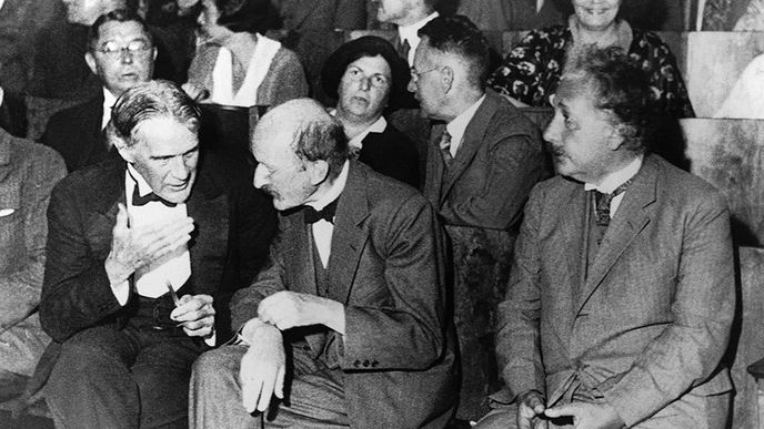 1931 - Robert Williams Wood, Max Planck a Albert Einstein v první řadě na konferenci v Berlíně