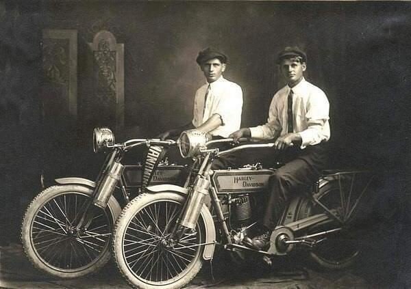 William Harley a Arthur Davidson, zakladatelé populární značky motocyklů. 1914 -