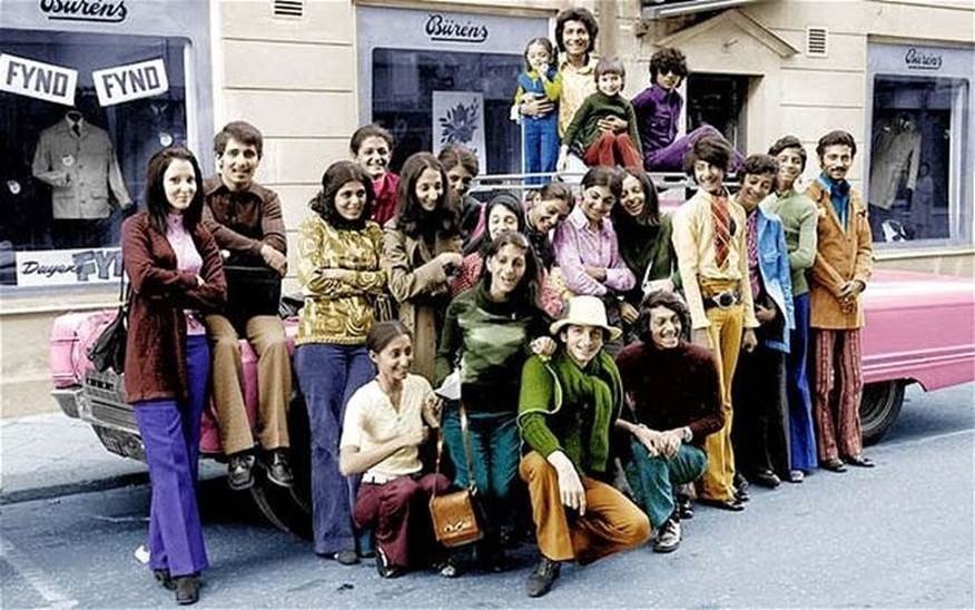 Rodina Bin Ládinů. Mladý Usáma je druhý zprava v zeleném svetru a modrých zvonáčích. 1970