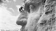 Národní památník Mount Rushmore v USA, květen 1932. Obrovské sochy poblíž města Keyston v Jižní Dakotě. Do žulového masivu byli v letech 1927 až 1941 vytesáni američtí prezidenti Washington, Jefferson, Roosevelt a Lincoln.