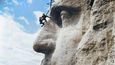 Národní památník Mount Rushmore v USA, květen 1932. Obrovské sochy poblíž města Keyston v Jižní Dakotě. Do žulového masivu byli v letech 1927 až 1941 vytesáni američtí prezidenti Washington, Jefferson, Roosevelt a Lincoln.