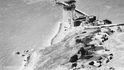 Slavný ikonický most Goldon Gate, rok 1934. Spojuje San Francisco s Marin Country. Do provozu byl uveden koncem května 1937 a tehdy to byl nejdelší most na světě. Slavný ikonický most Goldon Gate, rok 1934. Spojuje San Francisco s Marin Country. Do provozu byl uveden koncem května 1937 a tehdy to byl nejdelší most na světě.