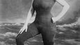 Annette Kellerman propaguje právo žen nosit přiléhavé jednodílné plavky, později byla zatčena za nemravné chování, 1907