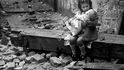 Děvčátko s svoji panenkou u domova zničeného německým bombardováním, Londýn 1940