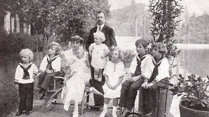 Karel I. s rodinou ve vyhnanství.