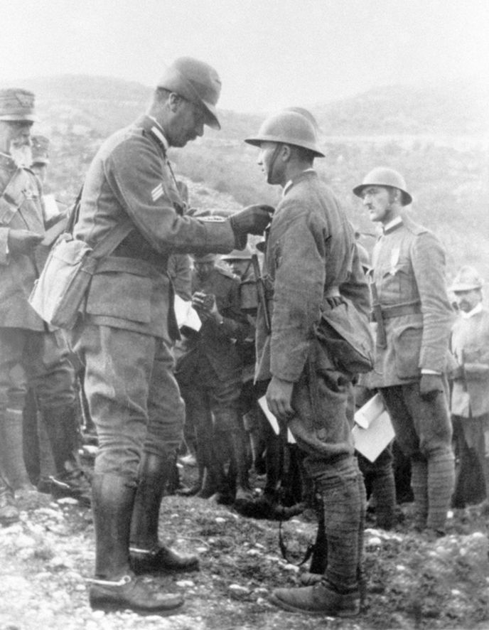 Velitel 32. pluku v Itálii plk. Augiono dekoruje čs. dobrovolníky po boji na Doss Alo v roce 1918.