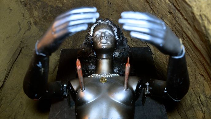 I v podzemí Čachtického hradu našli nadšenci železnou pannu. Nebyla ovšem náhoda, že se tak stalo 1. dubna 2016. Panna byla zcela nová replika a tak je jisté, že se s hraběnkou Bathoryovou nepotkala.