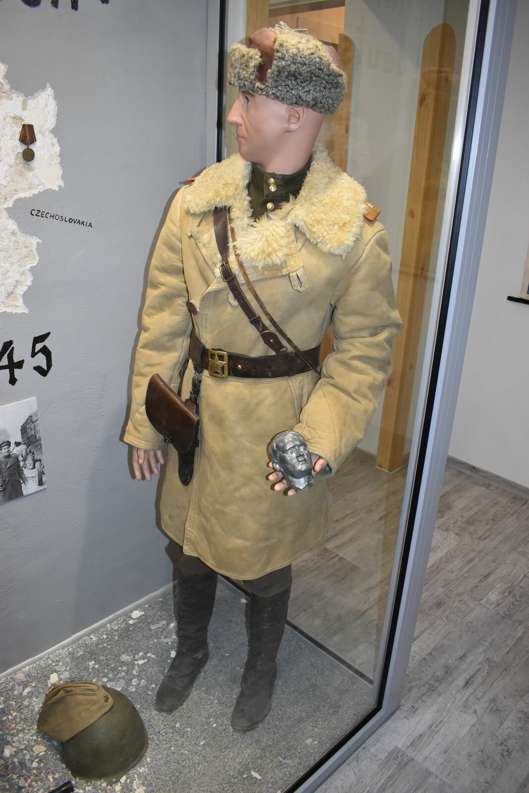 Sovětský voják, odnášející si mini bustu německého vůdce.