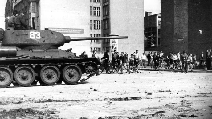 Sovětský tank ve východním Berlíně v roce 1953