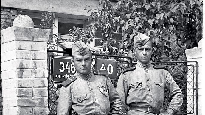Rudoarmějci v květnu 1945 před domem v Dělostřelecké ulici č. 346/40 v Praze – Střešovicích. V téže ulici se nacházela i vyšetřovna operativní skupiny SMERŠ 4. ukrajinského frontu. Rudoarmějci v květnu 1945 před domem v Dělostřelecké ulici č. 346/40 v Praze – Střešovicích. V téže ulici se nacházela i vyšetřovna operativní skupiny SMERŠ 4. ukrajinského frontu.