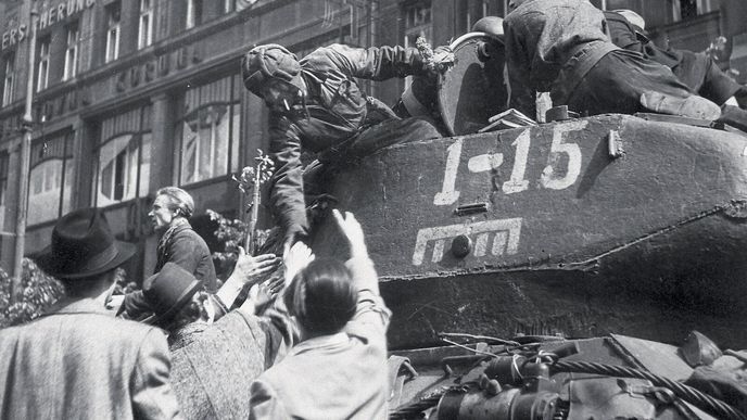 Pražané v květnu 1945 vítali sovětské tankisty s upřímnou radostí a láskou za osvobození republiky. Nevěděli nic o režimu, který jim jejich maršálové nachystali… Pražané v květnu 1945 vítali sovětské tankisty s upřímnou radostí a láskou za osvobození republiky. Nevěděli nic o režimu, který jim jejich maršálové nachystali…
