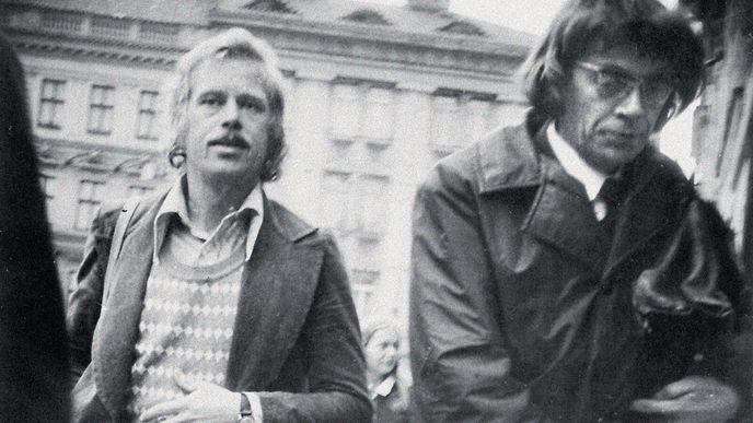 Václav Havel a filozof Jiří Němec na Malostranském náměstí v Praze 21. 9. 1976. Na snímku pořízeném StB odcházejí ze soudního jednání s undergroundovými hudebníky v blízké Karmelitské ulici. Tehdy vzniklo společenství Charty 77. Václav Havel a filozof Jiří Němec na Malostranském náměstí v Praze 21. 9. 1976. Na snímku pořízeném StB odcházejí ze soudního jednání s undergroundovými hudebníky v blízké Karmelitské ulici. Tehdy vzniklo společenství Charty 77.