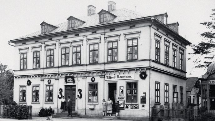 Dům čp. 299 v Hejnicích vyzdobený symboly Sudetoněmecké strany v období červnových voleb roku 1938 Dům čp. 299 v Hejnicích vyzdobený symboly Sudetoněmecké strany v období červnových voleb roku 1938