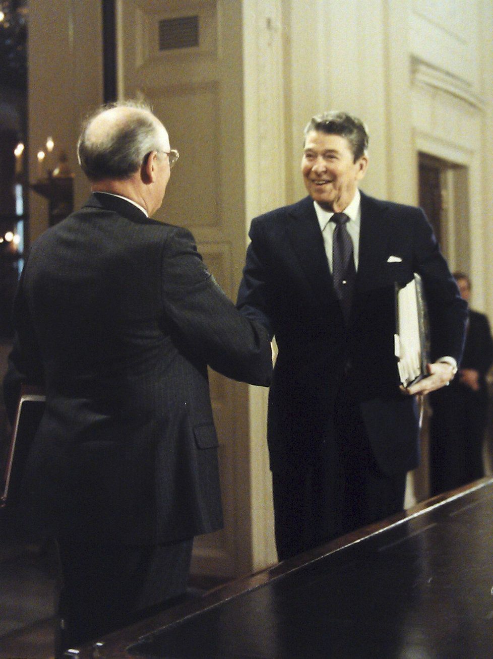 Michail Gorbačov - Ronald Reagan: Sovětský prezident Michail Gorbačov a americký prezident Ronald Reagan se na summitu v Ženevě konaném 19. až 21. listopadu 1985 dohodli na aktivizaci sovětsko-amerického dialogu na různých úrovních a vyslovili se pro pokračování v jednáních o všeobecném a úplném zákazu chemických zbraní. Jejich setkání v Ženevě a o rok později v Reykjavíku vyústila v podpis smlouvy o likvidaci jaderných raket středního a kratšího doletu obou zemí ve Washingtonu v roce 1987. Gorbačov se s Reaganem sešel celkem pětkrát.