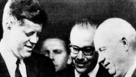 Nikita Chruščov - John Fitzgerald Kennedy:  Sovětský vůdce Nikita Chruščov a americký prezident John Fitzgerald Kennedy na summitu ve Vídni 3. a 4. června 1961 projednali aktuální mezinárodně politické otázky, odzbrojení a vzájemné vztahy.