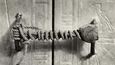 Neporušená pečeť na vchodě do Tutanchamonovy hrobky, 1922