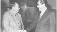 Richard Nixon - Mao Ce-tung: Americký prezident Richard Nixon navštívil ve dnech 21. až 28. února 1972 Čínu, kde v Pekingu přes hodinu jednal s vůdcem čínských komunistů Mao Ce-tungem. Návštěva byla po více než dvaceti letech prvním setkáním představitelů USA a Číny na vysoké úrovni. Nixon a předseda státní rady Čínské lidové republiky (ČLR) Čou En-laj podepsali 27. února 1972 takzvané šanghajské komuniké, které položilo základ k normalizaci styků mezi USA a ČLR. V dokumentu bylo uvedeno, že existuje jen jedna Čína a Tchaj-wan je její součástí.
