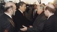 Michail Gorbačov - Ronald Reagan: Sovětský prezident Michail Gorbačov a americký prezident Ronald Reagan se na summitu v Ženevě konaném 19. až 21. listopadu 1985 dohodli na aktivizaci sovětsko-amerického dialogu na různých úrovních a vyslovili se pro pokračování v jednáních o všeobecném a úplném zákazu chemických zbraní. Jejich setkání v Ženevě a o rok později v Reykjavíku vyústila v podpis smlouvy o likvidaci jaderných raket středního a kratšího doletu obou zemí ve Washingtonu v roce 1987. Gorbačov se s Reaganem sešel celkem pětkrát.
