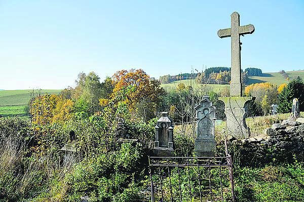 Na hřbitově odpočívají lidé, kteří zemřeli ještě před válkou.