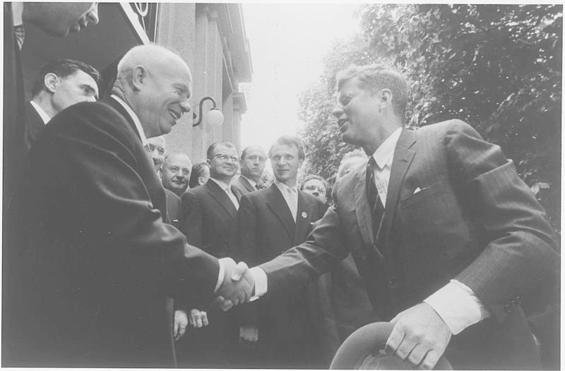 Nikita Chruščov - John Fitzgerald Kennedy: Sovětský vůdce Nikita Chruščov a americký prezident John Fitzgerald Kennedy na summitu ve Vídni 3. a 4. června 1961 projednali aktuální mezinárodně politické otázky, odzbrojení a vzájemné vztahy.