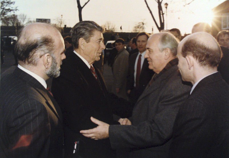 Michail Gorbačov - Ronald Reagan: Sovětský prezident Michail Gorbačov a americký prezident Ronald Reagan se na summitu v Ženevě konaném 19. až 21. listopadu 1985 dohodli na aktivizaci sovětsko-amerického dialogu na různých úrovních a vyslovili se pro pokračování v jednáních o všeobecném a úplném zákazu chemických zbraní. Jejich setkání v Ženevě a o rok později v Reykjavíku vyústila v podpis smlouvy o likvidaci jaderných raket středního a kratšího doletu obou zemí ve Washingtonu v roce 1987. Gorbačov se s Reaganem sešel celkem pětkrát.