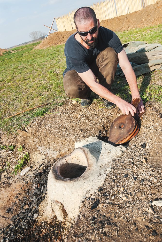 Experimentální archeolog si vyzkouší všechno vlastníma rukama