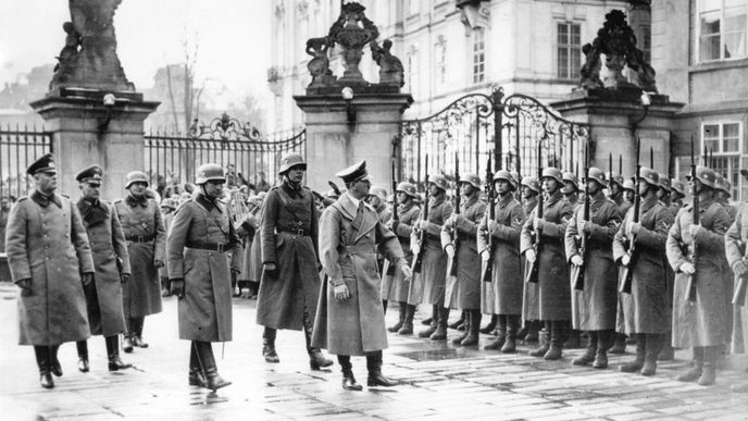 Adolf Hitler u Pražského hradu