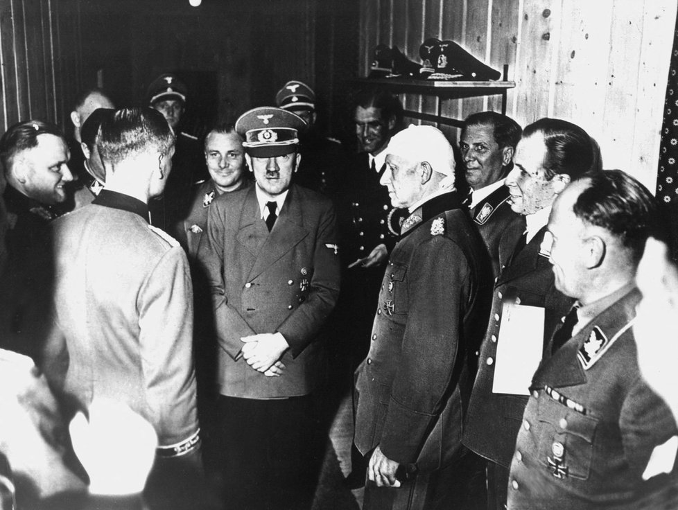Hitler krátce po nevydařeném atentátu. Zemřeli čtyři lidé, on vyvázl nezraněn.