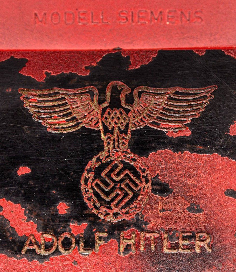 Artefakty z Hitlerova bunkru jdou do aukce.