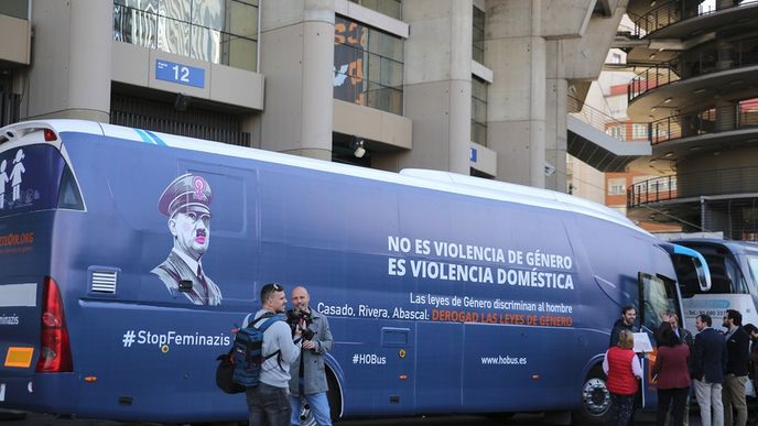 Autobus s Hitlerem brázdí španělské ulice a „bojuje“ proti feminismu a genderovým zákonům.