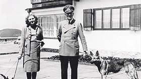 Adolf Hitler s Evou Braunovou na Orlím hnízdě v roce 1942.