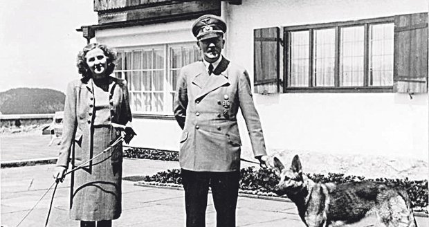 Adolf Hitler s Evou Braunovou na Orlím hnízdě v roce 1942.
